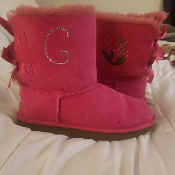 Double Bow Hot Pink kids  UGGs customized with mermaid and G initial. Size 5 - Picture 2 of 8